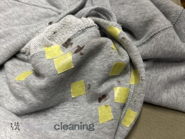 滋賀県高島市の高城クリーニング。パーカーについたカラー剤のシミbefore